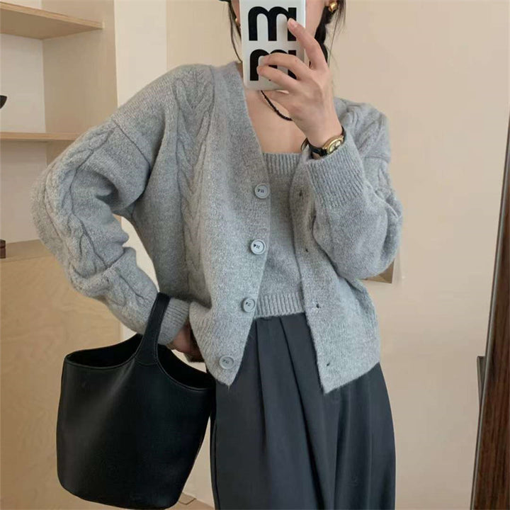 Cardigan pour femmes avec un charmant motif en câble et des détails de bouton Chic & Stil