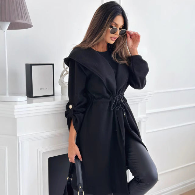 Veste enroulable pour femmes avec capuche et ceinture à la taille Chic & Stil