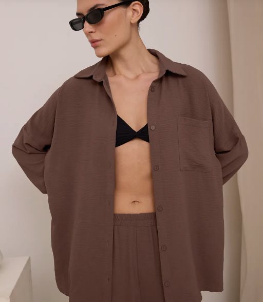 Casual women's shirt with button-down closure and chest pocket Lune London