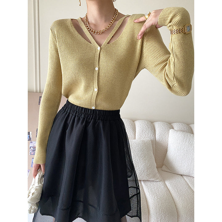 Women's knit top with deep V-neckline and decorative straps Chic & Stil