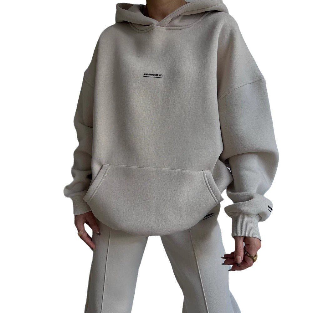 Ladies oversized comfortable sweatshirt with kangaroo pockets and modern inscription Lune London