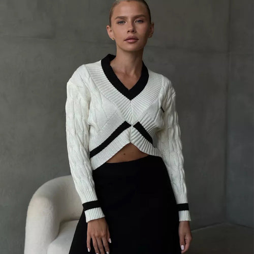 Pull crop en maille pour femme avec col en V et détails contrastés Chic & Stil