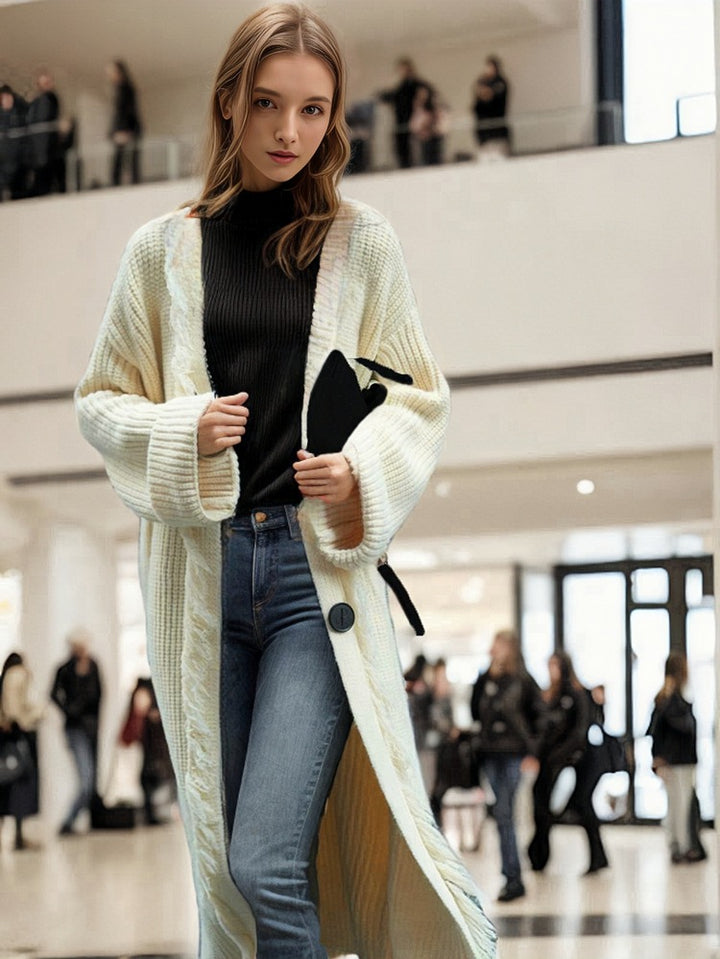 Cardigan en maille épaisse pour femmes avec des détails frangés et une grande ornementation de bouton Chic & Stil