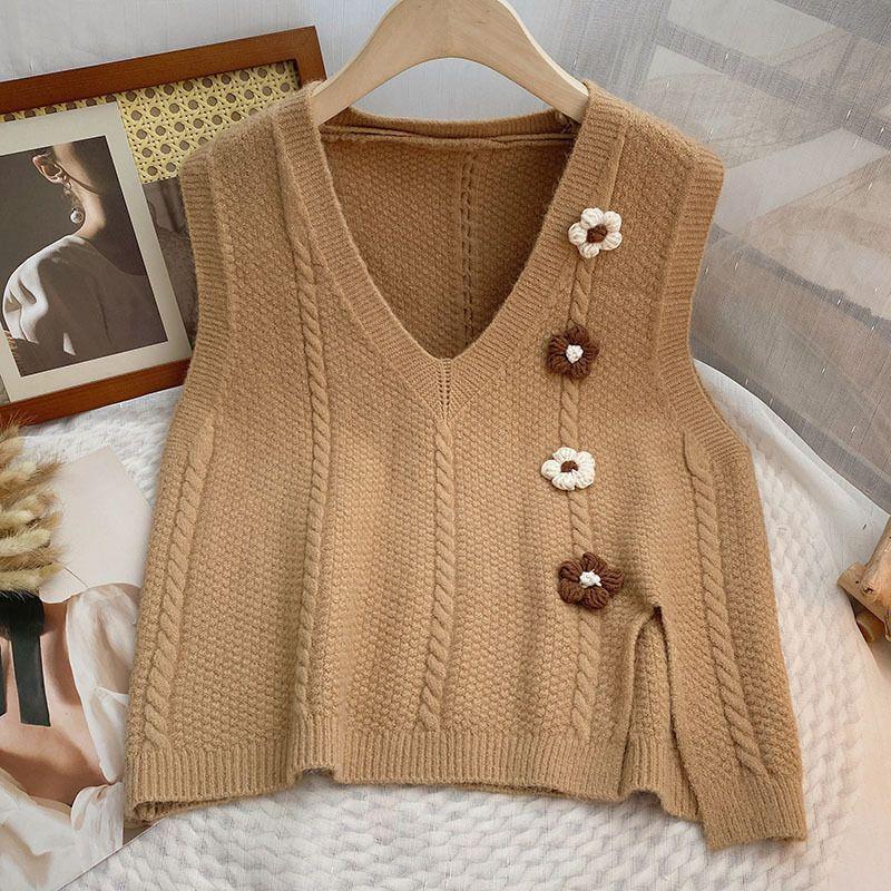 Ladies chunky knit cardigan with V-neckline and floral accents Lune London