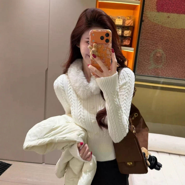 Pull en tricot pour femmes avec col en fourrure luxueux et détails de boutons élégants Chic & Stil