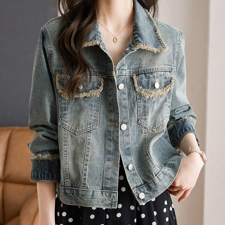 Veste en denim décontractée pour femmes avec des franges élégantes et des détails de boutons décoratifs Chic & Stil