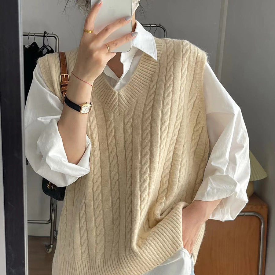 Knitted sweater for women with V-neck and twisted pattern Lune London