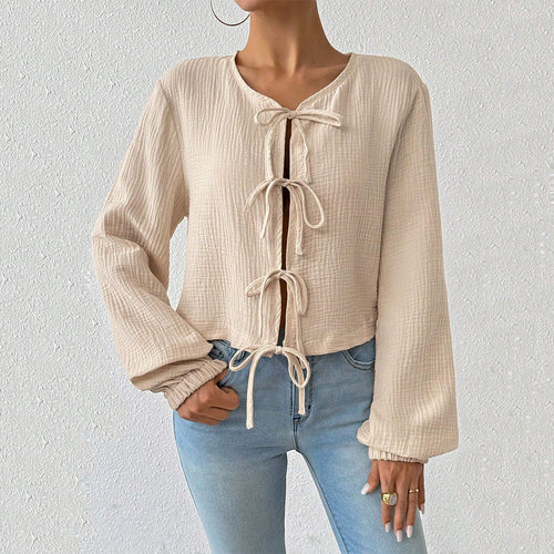 Blouse courte pour femmes avec des détails de lacets sophistiqués Chic & Stil