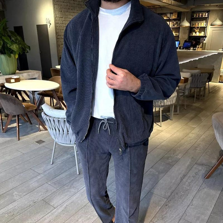 Leisure suit for men in soft corded material with great breathability and a convenient zipper Lune London