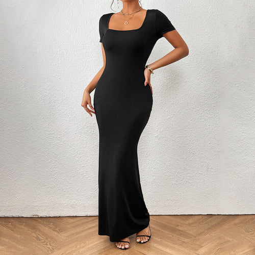 Robe maxi élégante pour femmes avec décolleté en U profond et coupe ajustée Chic & Stil
