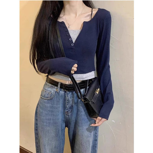 Women's cropped long sleeve shirt with decorative button details Chic & Stil
