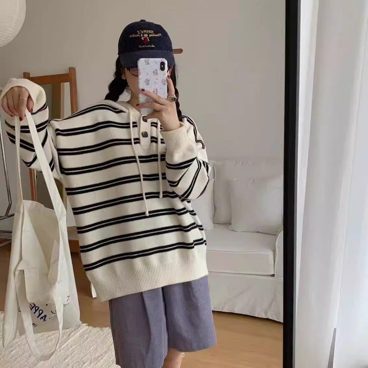 Pull en stripe décontracté pour femme avec patte de boutonnage et capuche Lune London