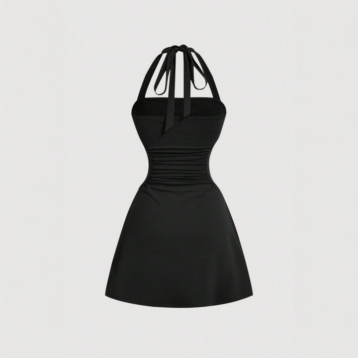 Robe à dos nu pour femmes avec drapés flatteurs pour la silhouette et un design à lacets élégant au dos Chic & Stil