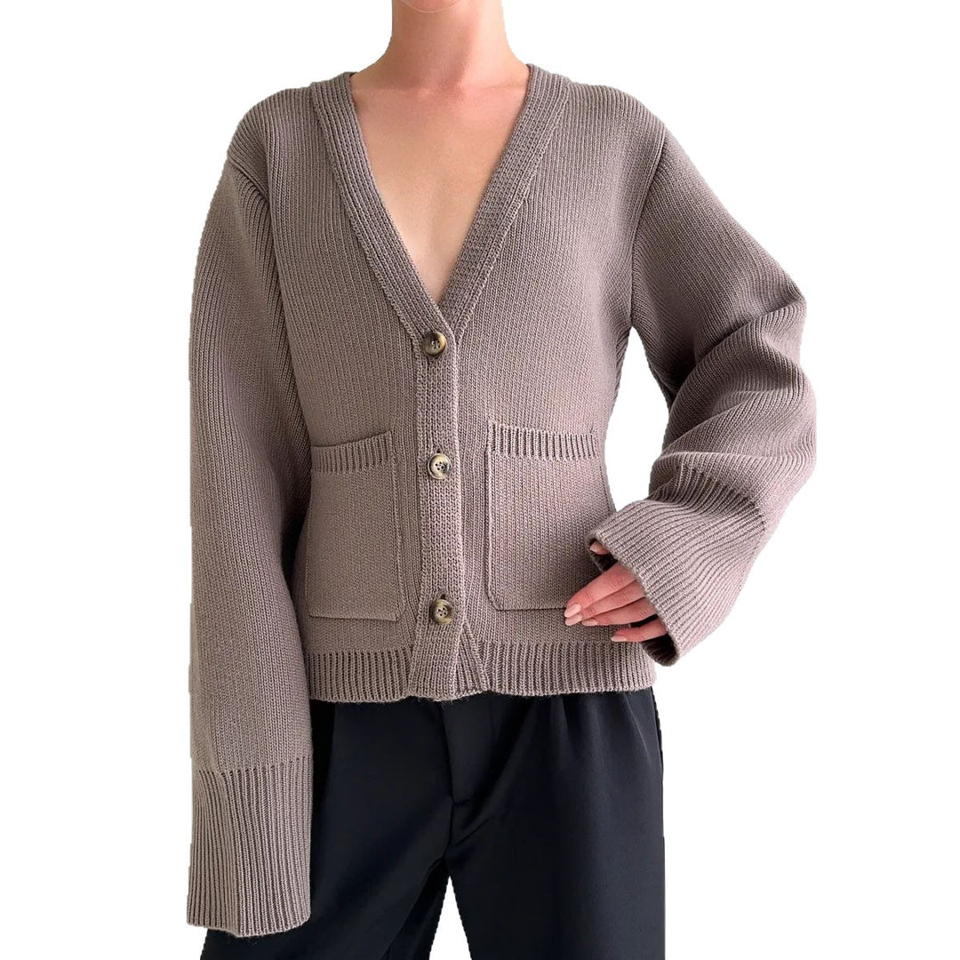 Cardigan pour femmes avec un col en V profond et de grandes poches Chic & Stil