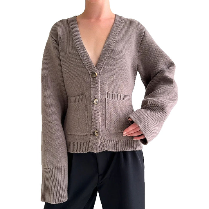 Cardigan pour femmes avec un col en V profond et de grandes poches Chic & Stil