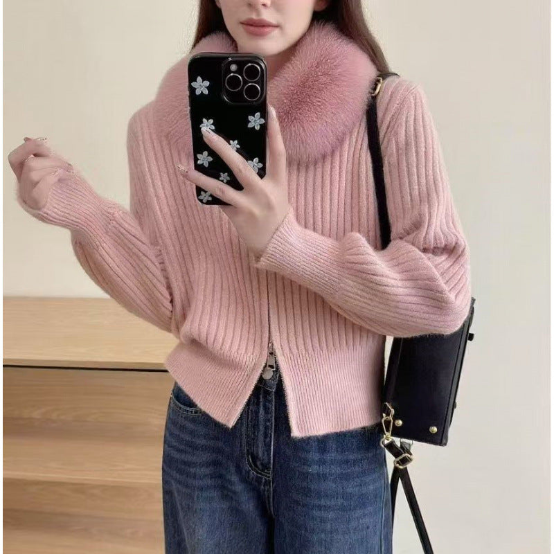 Cardigan pour femmes avec un col en fausse fourrure de haute qualité et une texture côtelée élégante Chic & Stil