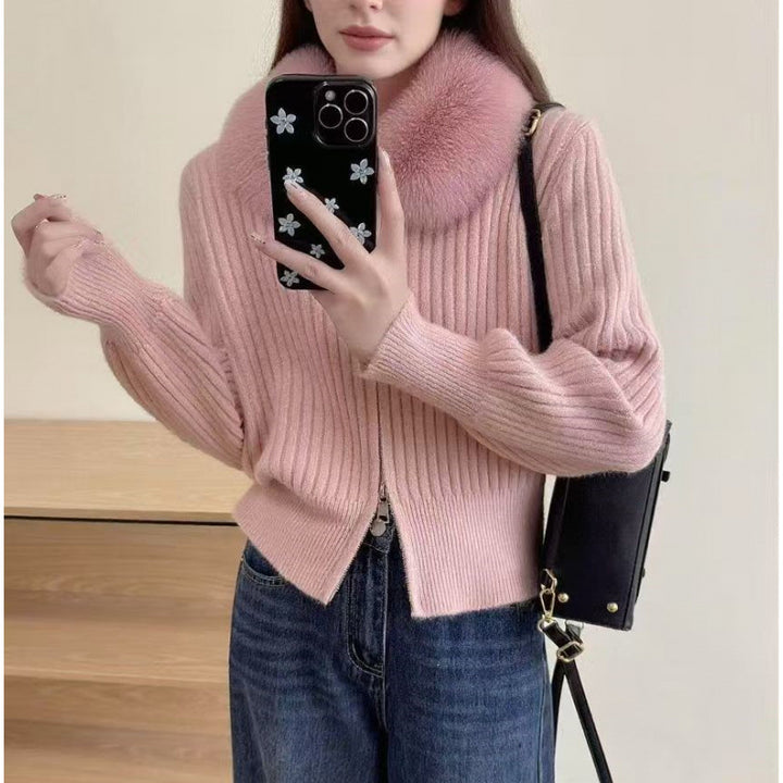 Cardigan pour femmes avec un col en fausse fourrure de haute qualité et une texture côtelée élégante Chic & Stil