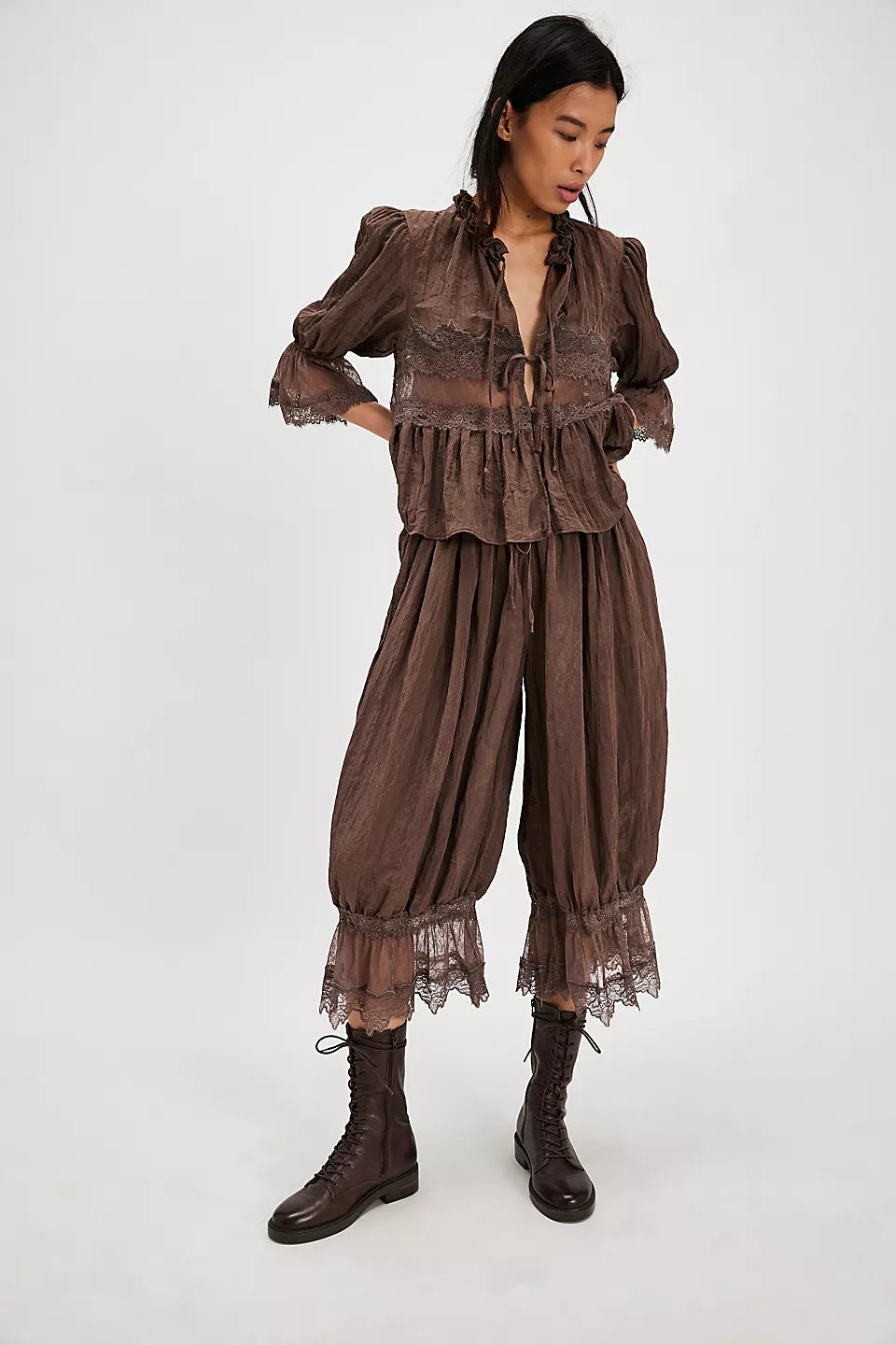 Ladies airy and elegant culotte with lace decoration Lune London