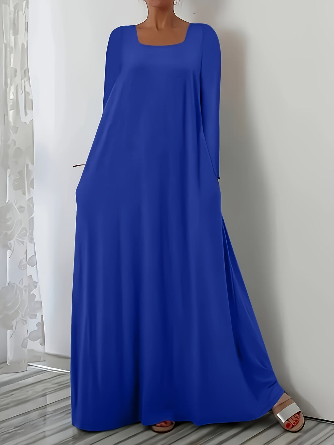 Maxi dress with a loose fit for women with practical pockets Lune London