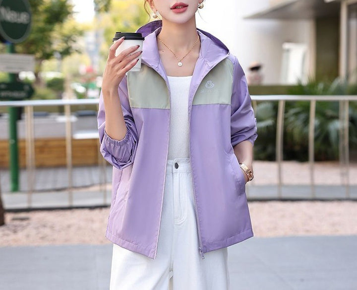 Veste de transition légère pour femmes avec un design pratique à capuche Chic & Stil