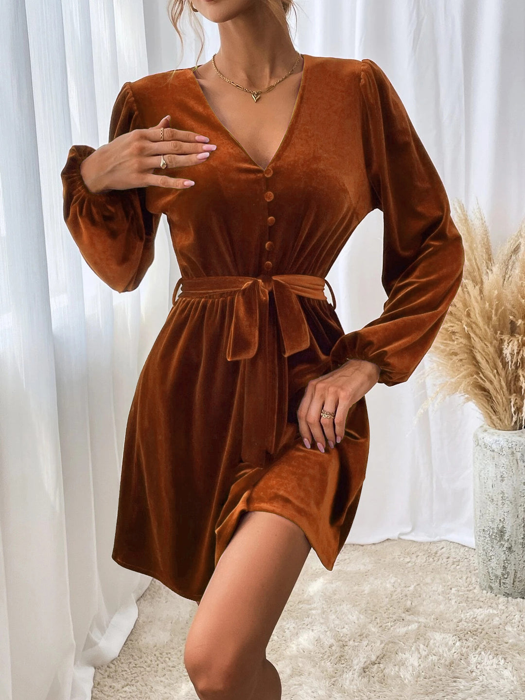 Robe en velours pour femme avec décolleté en V profond et ceinture à la taille Chic & Stil