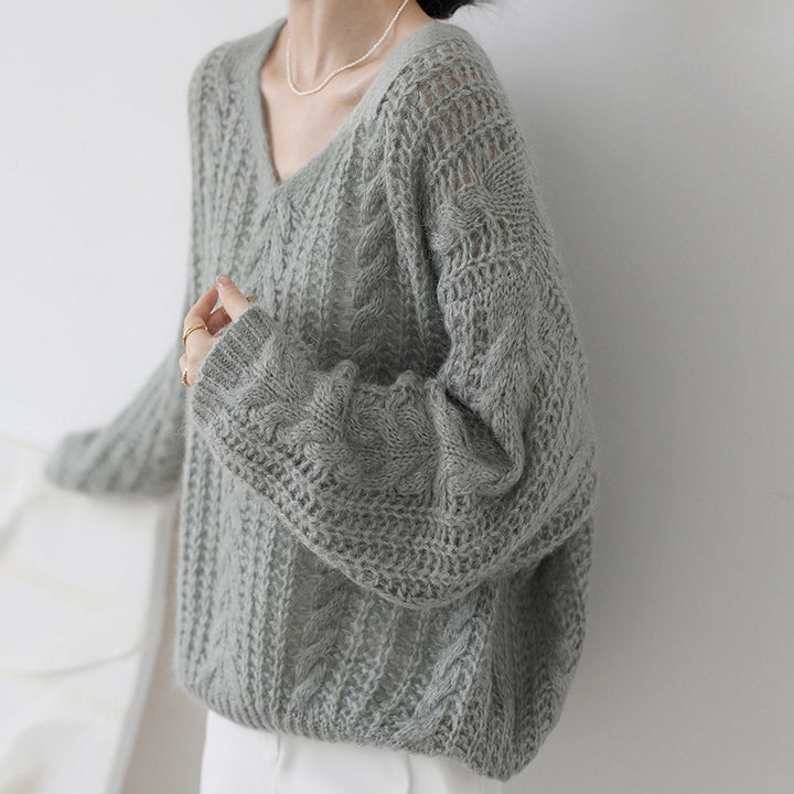 Chunky knit sweater for women with V-neck and airy structure Lune London