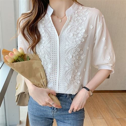 Blouse pour femmes avec broderie florale et manches mi-longues Chic & Stil