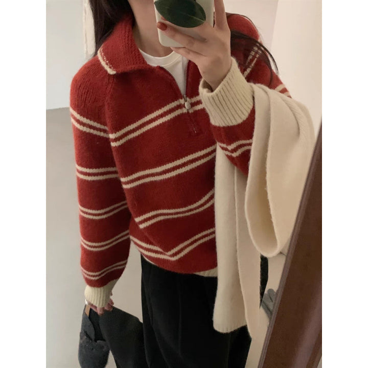 Pull-over tricoté pour femmes avec demi-zip et design rayé Chic & Stil