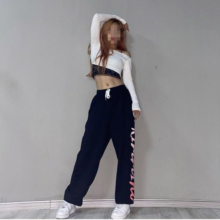 Women's loose sport jogging pants with elastic waistband and modern lettering Chic & Stil
