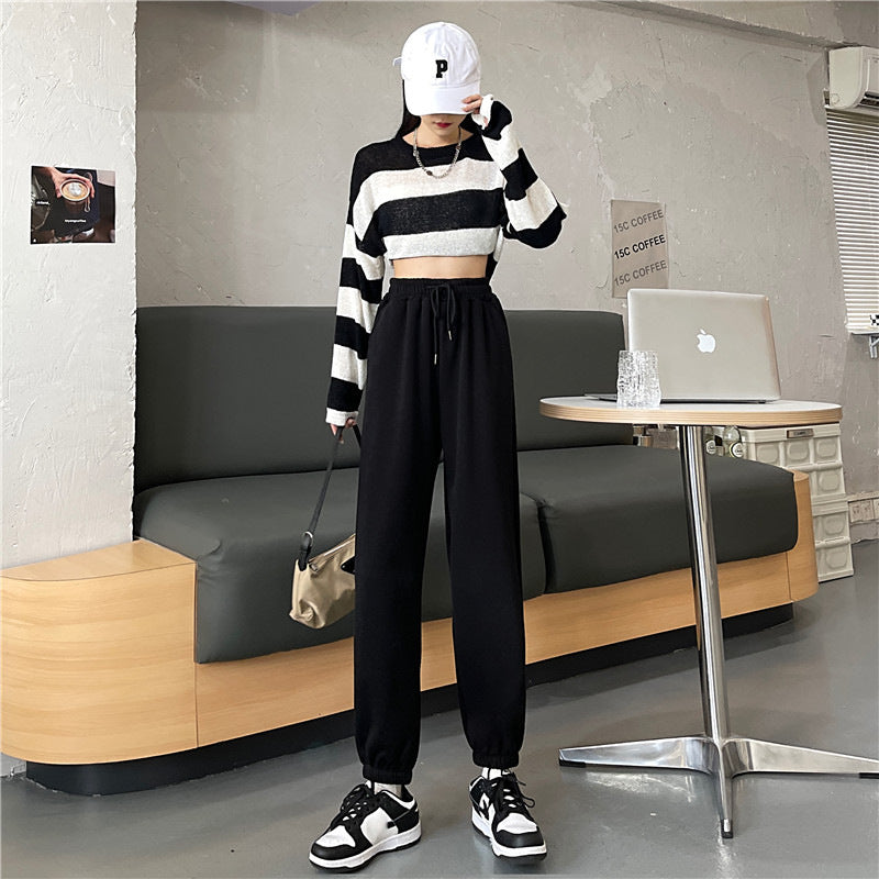 Women's leisure pants with elastic waistband and modern cuffs Chic & Stil