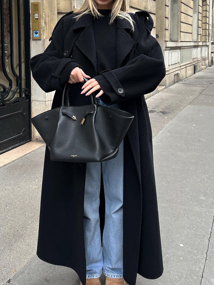 Oversized winter coat for women with an elegant collar and practical pockets Lune London