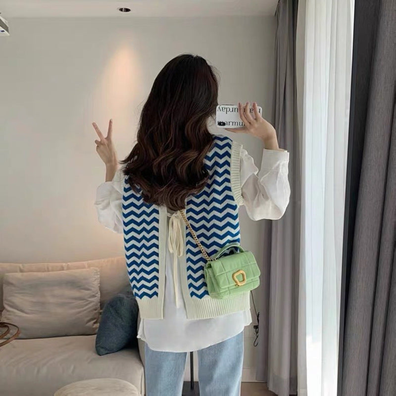 Women's knitted sweater with zigzag pattern and elegant collar Lune London