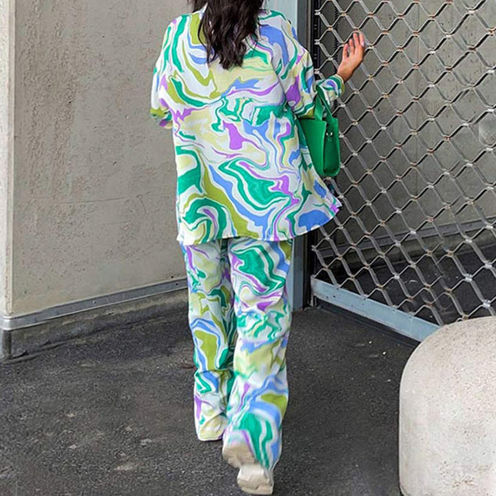 Ensemble femme avec pantalon large et blouse décontractée dans un motif moderne Chic & Stil