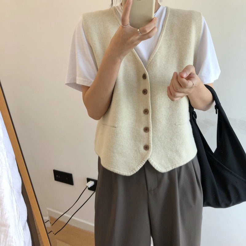 Gilet tricoté pour femmes avec patte de boutonnage élégante et matériau fin Chic & Stil