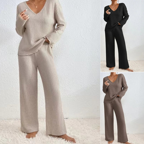 Women Comfortable knit set with V-neck and ribbed structure Lune London