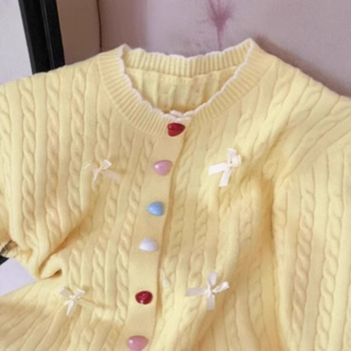 Cardigan en tricot épais pour femmes avec des détails de boutons ludiques et des nœuds