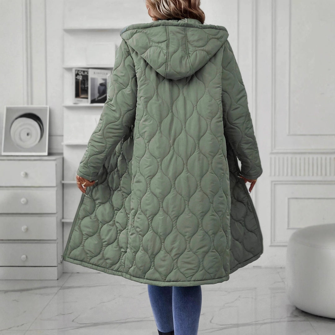 Veste à capuche pour femmes avec un élégant matelassage et des manches longues Chic & Stil