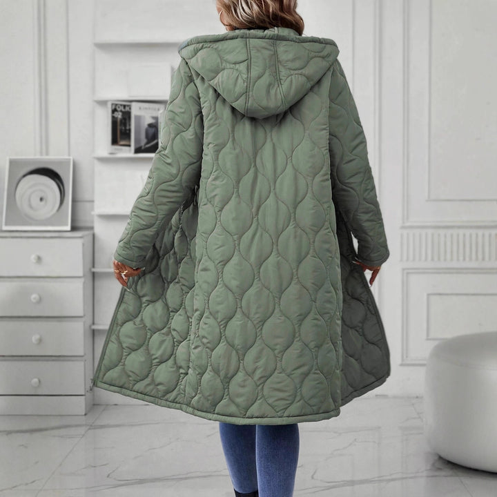 Veste à capuche pour femmes avec un élégant matelassage et des manches longues Chic & Stil