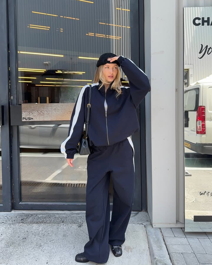 Women's sporty outfit with trendy zipper and wide pants Lune London