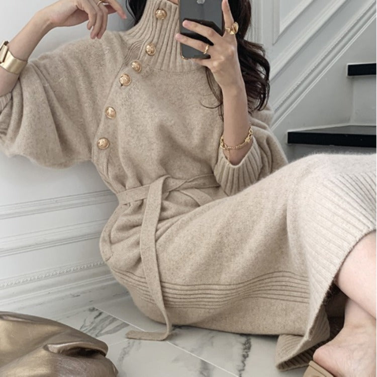 Robe en tricot à col haut et détails de boutons élégants Chic & Stil pour femmes