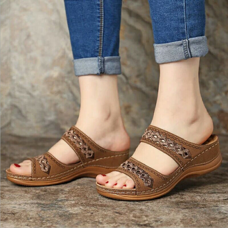Comfortable sandals for women with perforated straps and anatomical sole Lune London