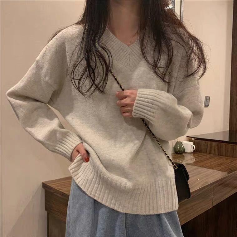 Pull doux pour femmes à col en V fabriqué en laine de haute qualité Chic & Stil