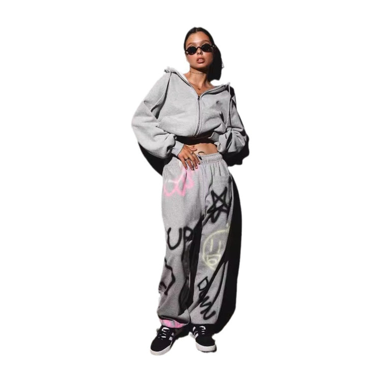 Ensemble de sweat à capuche et de pantalon de jogging pour femmes dans un design graffiti urbain Chic & Stil