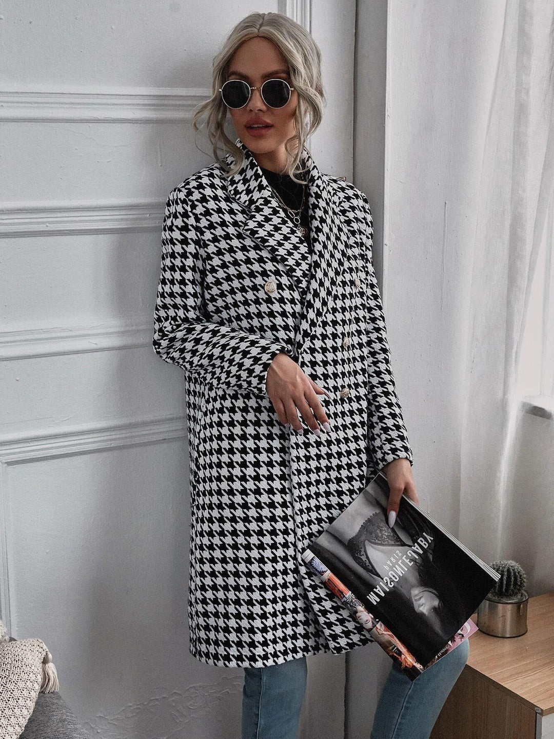 Ladies trendy plaid coat with double-breasted buttons and chic casual fit