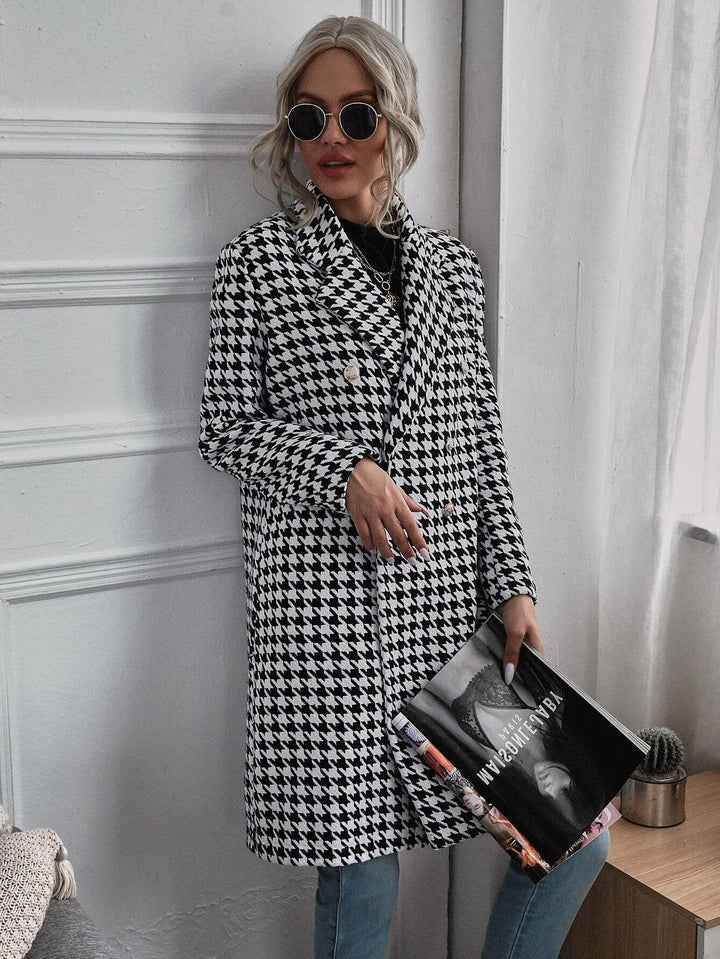 Ladies trendy plaid coat with double-breasted buttons and chic casual fit