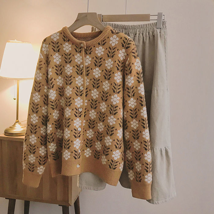 Ladies cardigan with floral pattern and comfortable fit Lune London