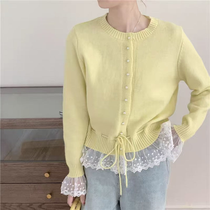 Cardigan pour femmes avec dentelle et détails de boutons Chic & Stil