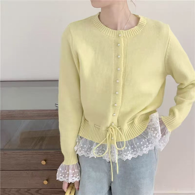Cardigan pour femmes avec détails en volants et boutons décoratifs en perles Chic & Stil