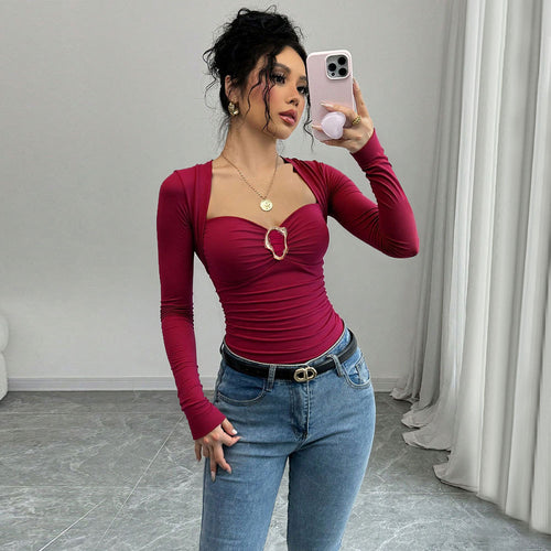 Le corps épouse les formes pour femmes avec décolleté en cœur élégant et détails drapés Chic & Stil