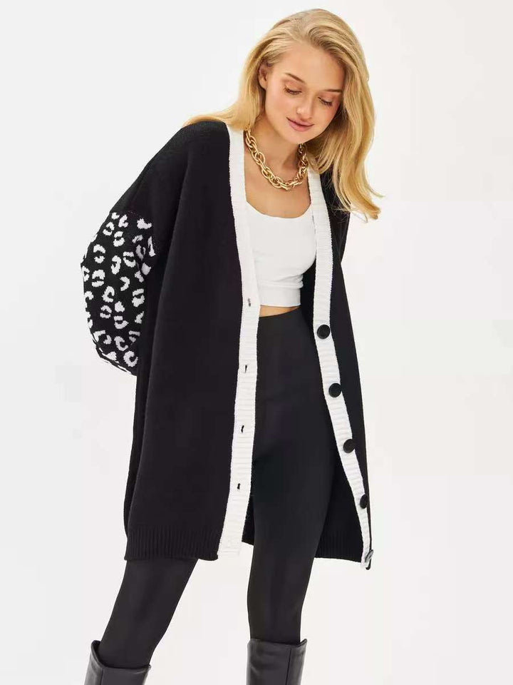 Cardigan pour femmes en tricot épais avec manches contrastées et détail en bouton Chic & Stil